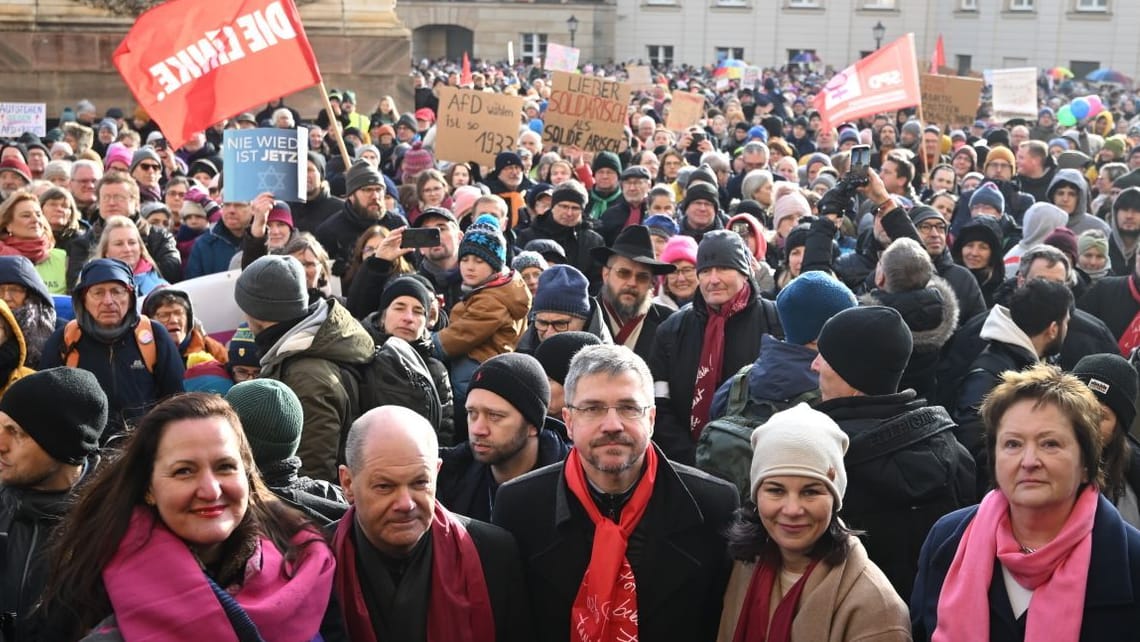 Brandenburg, Potsdam: Manja Schüle (SPD, l-r), Ministerin für Wissenschaft, Bundeskanzler Olaf Scholz (SPD), Mike Schubert (SPD), Oberbürgermeister von Potsdam, Annalena Baerbock (Bündnis 90/Die Grünen), Außenministerin, und die Fahrländer Ortsvorsteherin Carmen Klockow (Bürgerbündnis) stehen während der Demonstrationen «Potsdam wehrt sich» auf dem Alten Markt.