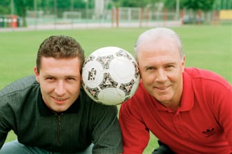 Franz Beckenbauer und sein Sohn Thomas (l.) im Jahr 1997: Letzterer hat sich über Kritik an seinem Vater geäußert.