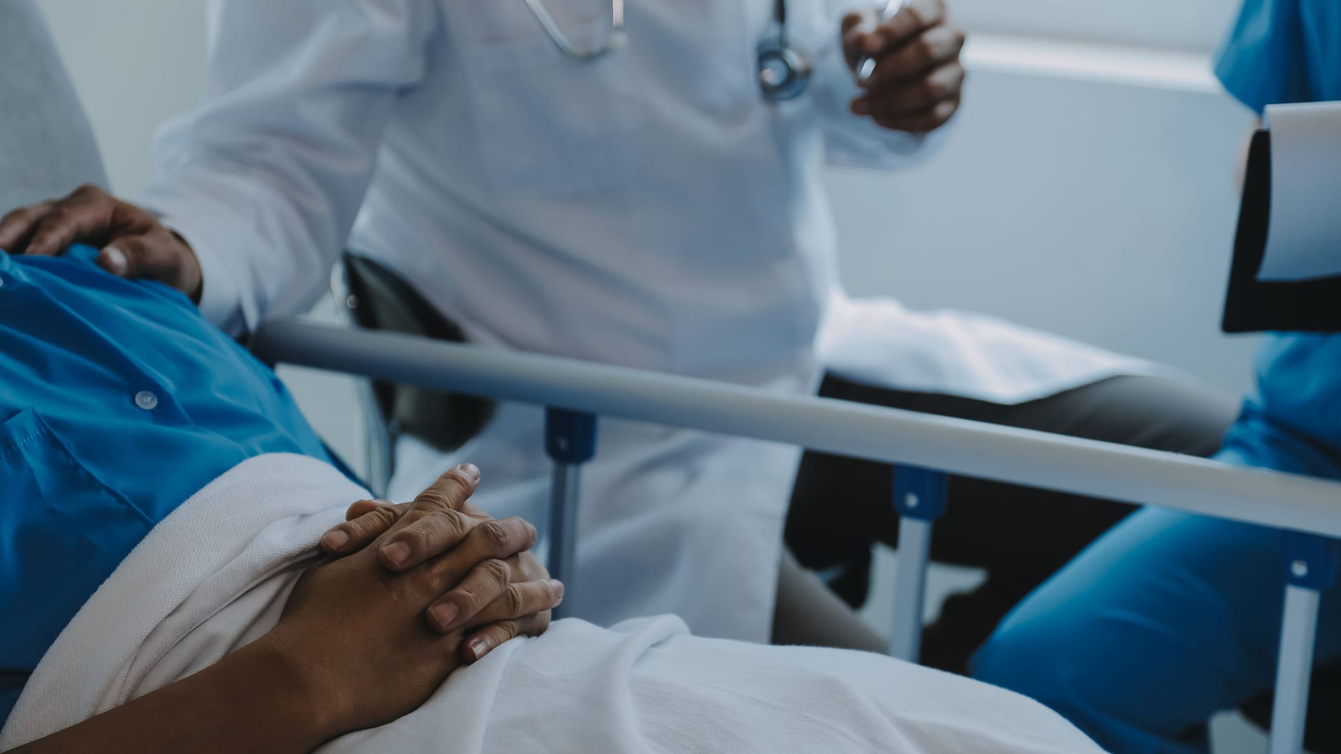 Ein Arzt bei einem Patienten (Archivbild): In Berlin soll ein Krankenpfleger Patienten um Zehntausende Euro betrogen haben. Ein Arzt bei einem Patienten (Archivbild): In Berlin soll ein Krankenpfleger Patienten um Zehntausende Euro betrogen haben.
