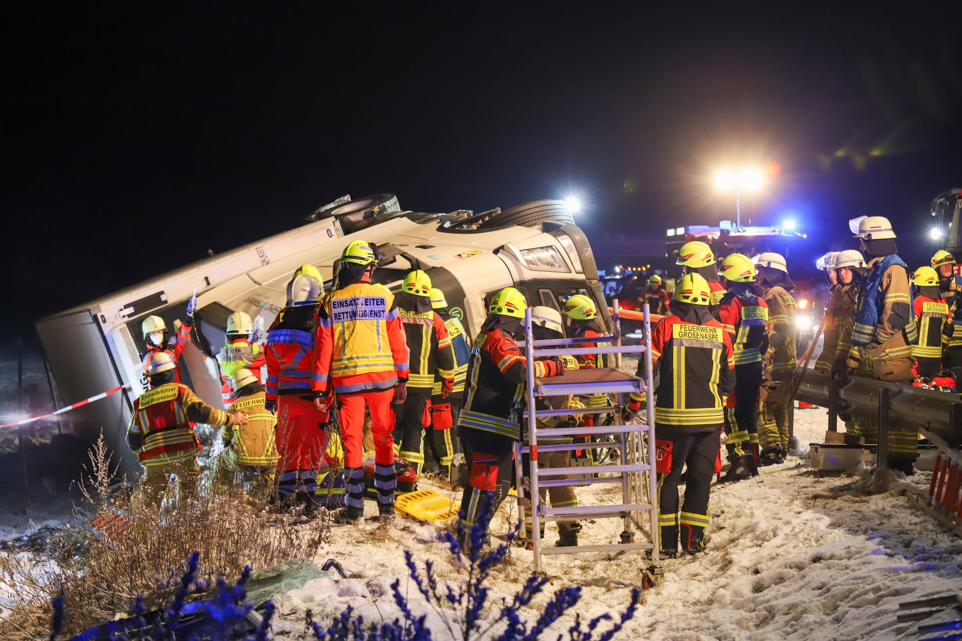 Unfallstelle an der A7: Der Lkw wurde massiv beschädigt.