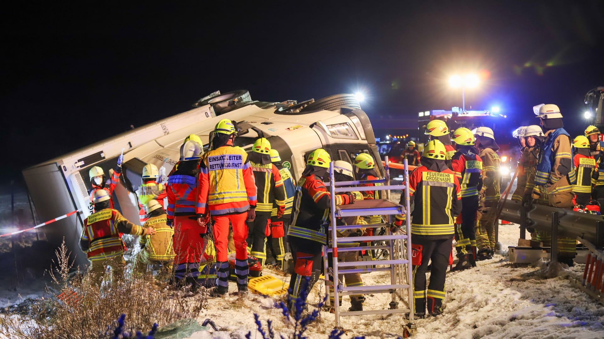 Unfallstelle an der A7: Der Lkw wurde massiv beschädigt.