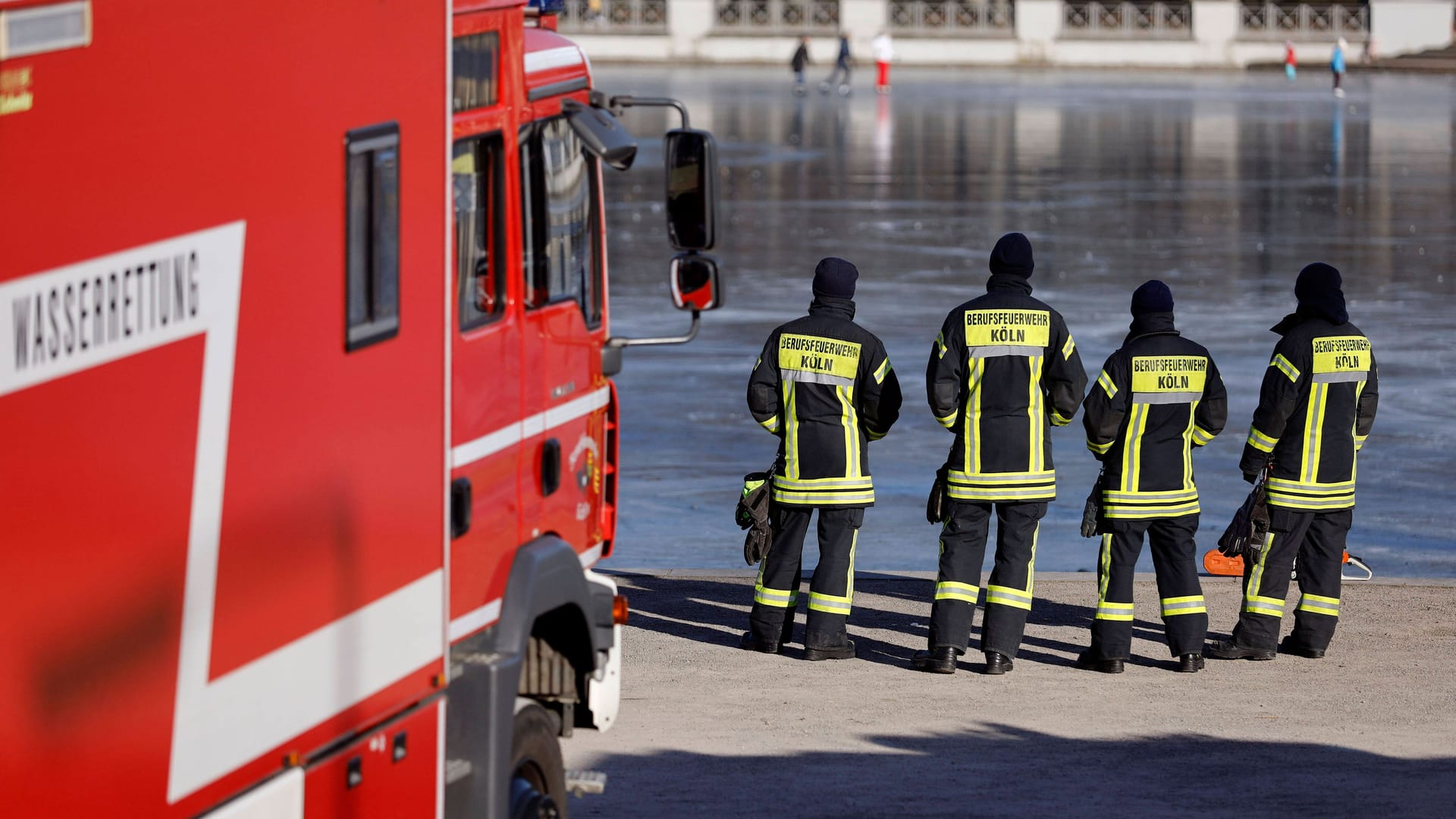Feuerwehr und Wasserrettung Köln trainieren eine Eisrettung auf dem zugefrorenen Aachener Weiher (Archivbild): Vor dem Betreten von Eisflächen wird derzeit gewarnt. Feuerwehr und Wasserrettung Köln trainieren eine Eisrettung auf dem zugefrorenen Aachener Weiher (Archivbild): Vor dem Betreten von Eisflächen wird derzeit gewarnt.