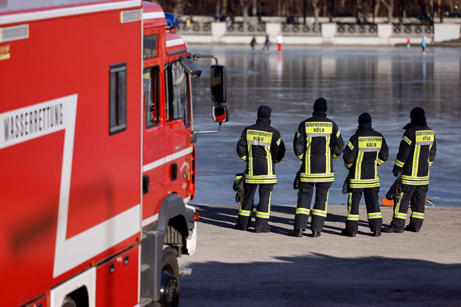 Feuerwehr und Wasserrettung Köln trainieren eine Eisrettung auf dem zugefrorenen Aachener Weiher (Archivbild): Vor dem Betreten von Eisflächen wird derzeit gewarnt.