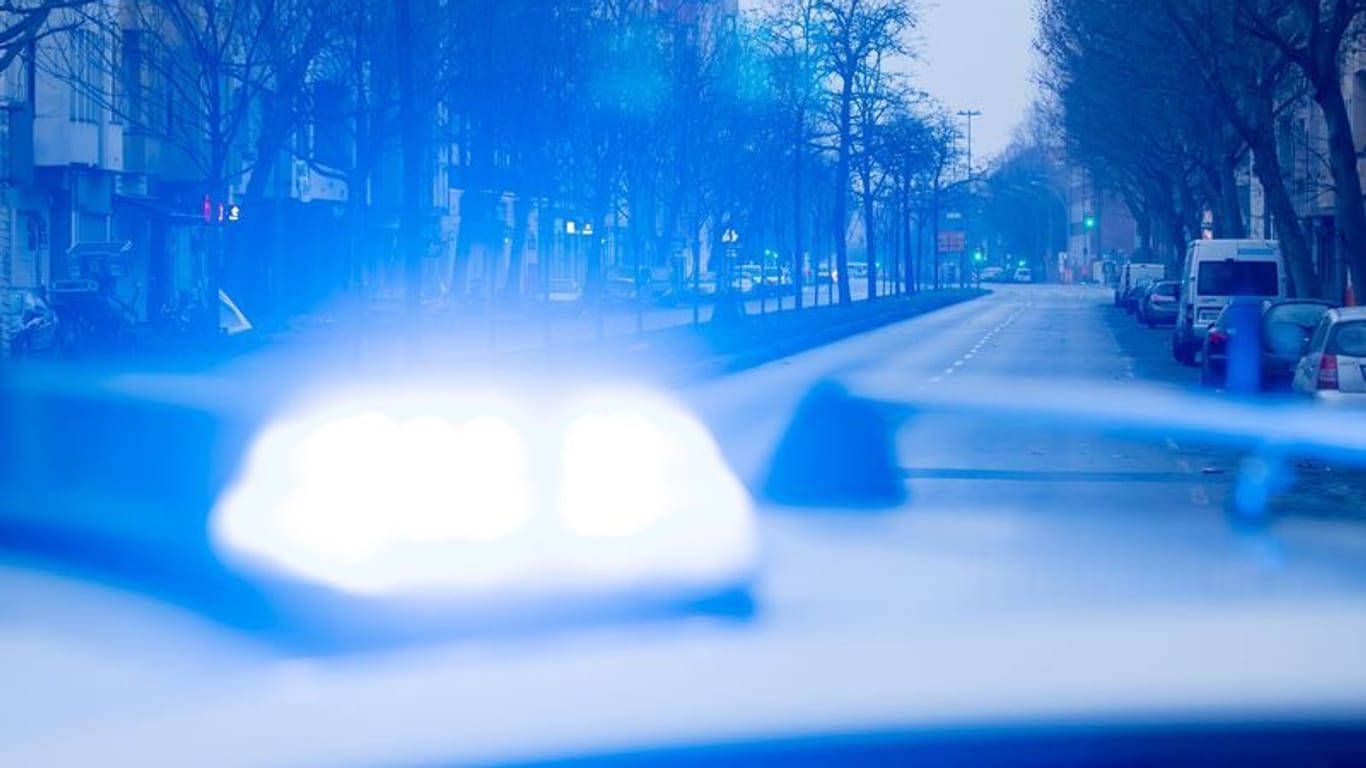 Ein Blaulicht leuchtet auf dem Dach eines Streifenwagens der Polizei