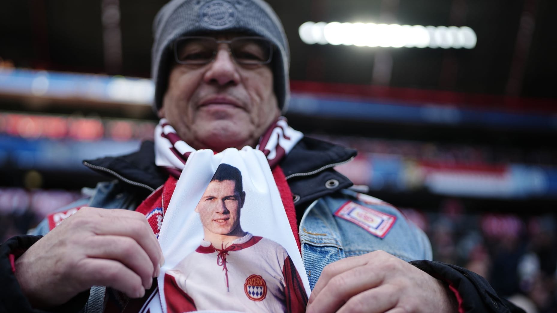 Ein Fan zeigt seinen Beckenbauer-Schal.