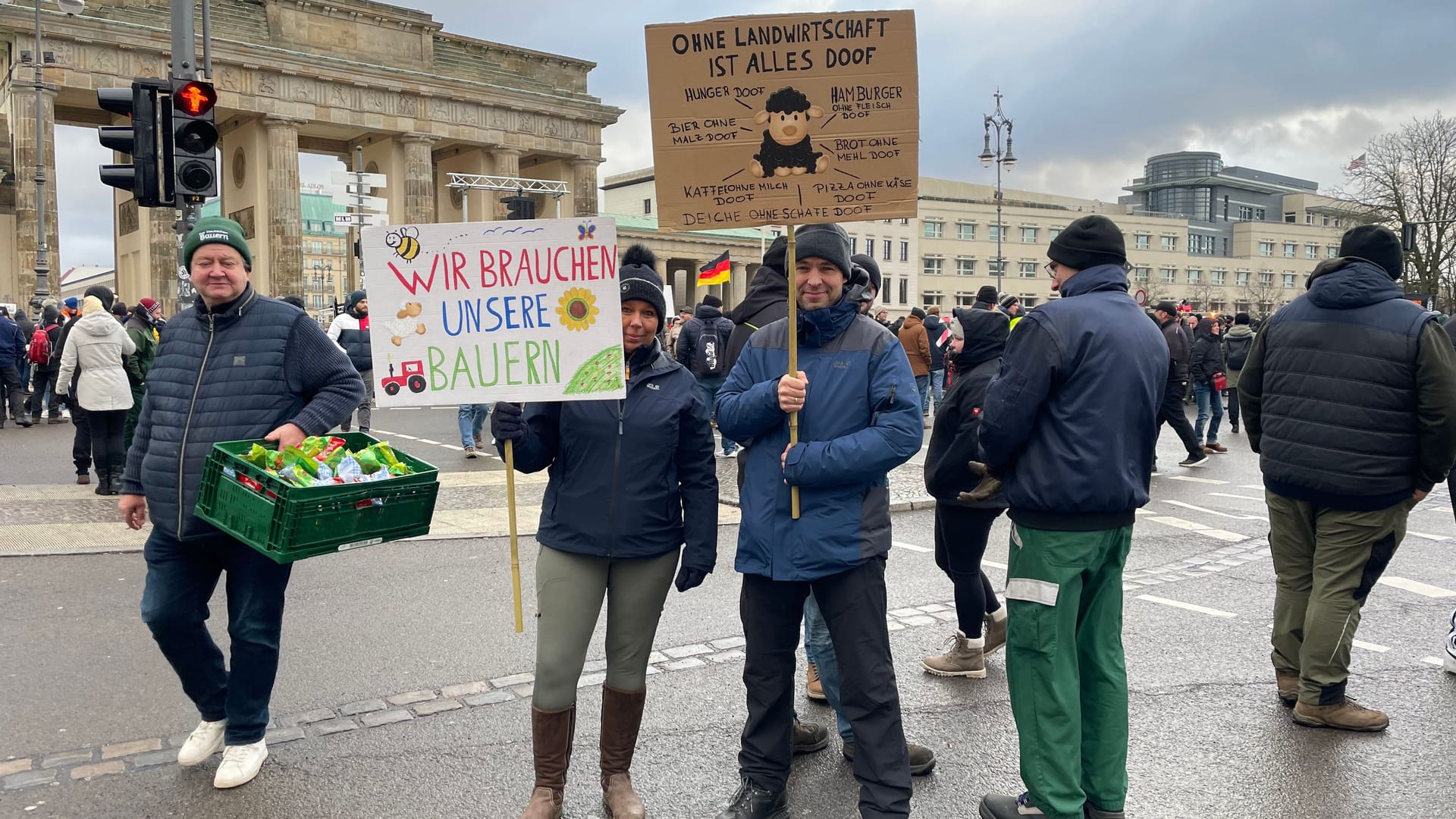 Tanja und Dennis haben Schilder gebastelt und waren auch in der vergangenen Woche bei der Demo dabei.