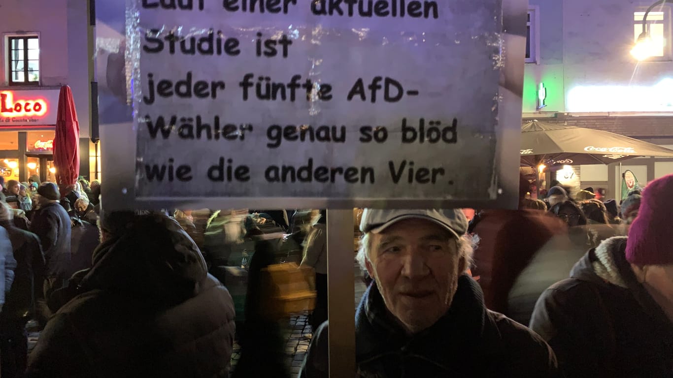 Demonstrant Matthias aus Köln mit einer eindeutigen Botschaft auf seinem Schild.