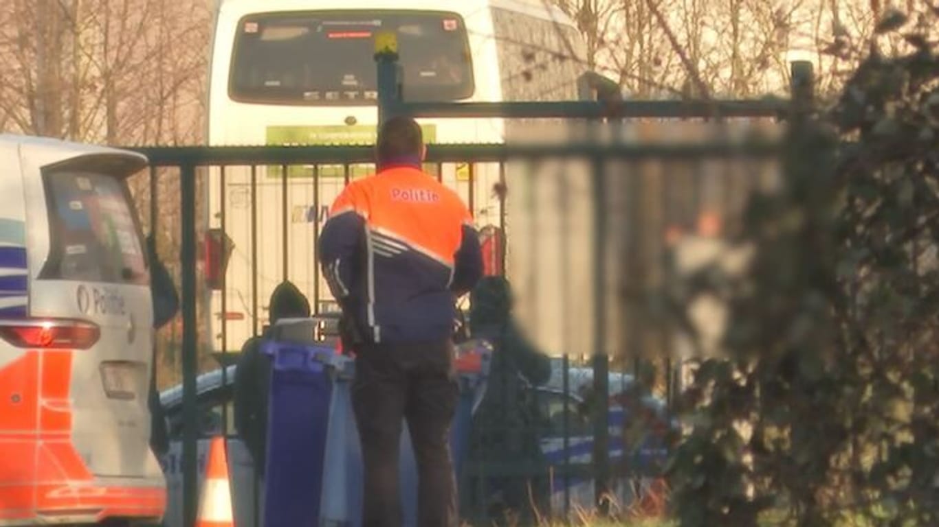 Belgische Polizisten kontrollieren den Flixbus: Planten Passagiere einen Anschlag?