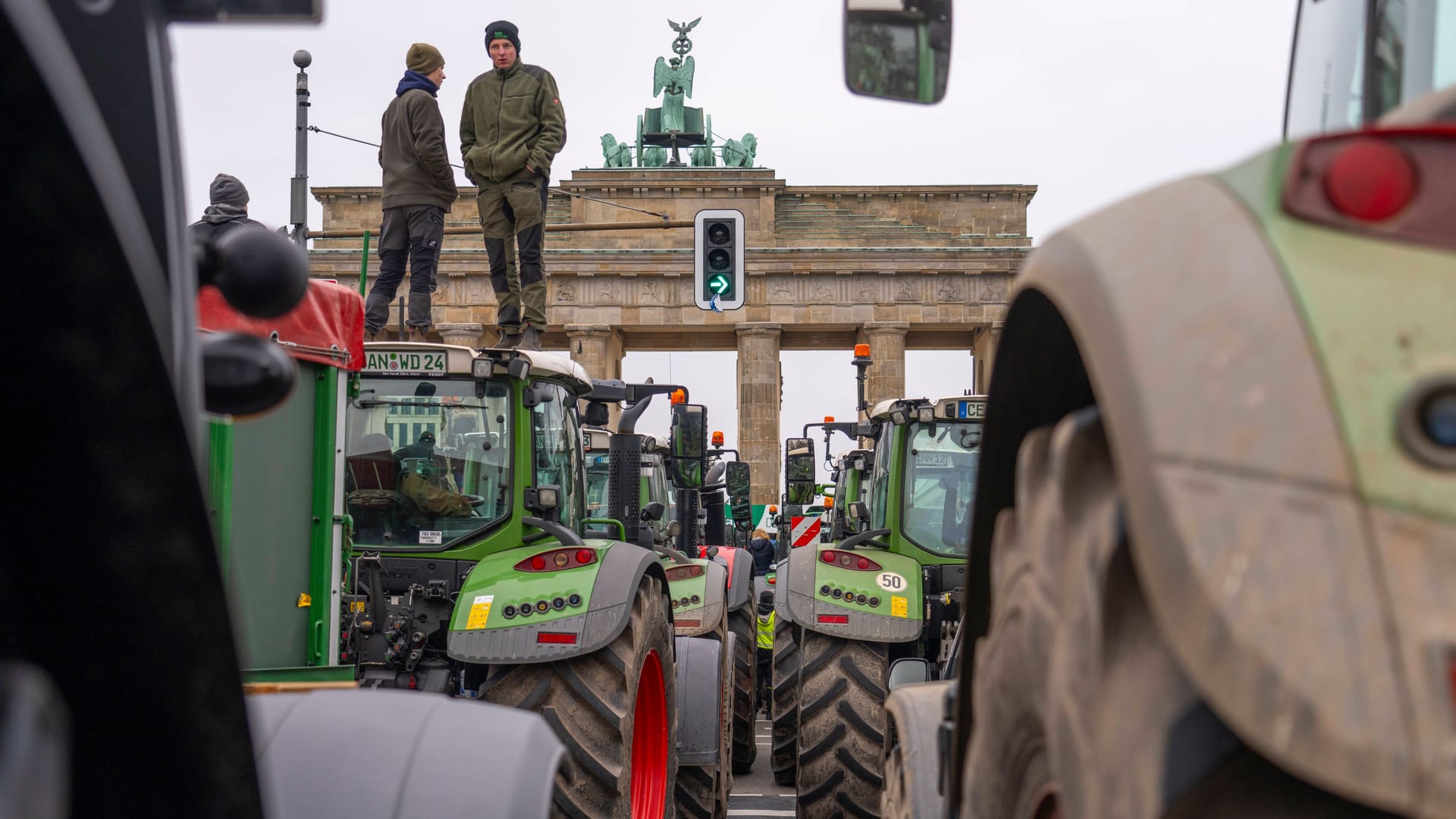 Bauern mit Traktoren aus ganz Deutschland protestieren vor dem Brandenburger Tor gegen geplante Einsparungen durch die Bundesregierung Bauern mit Traktoren aus ganz Deutschland protestieren vor dem Brandenburger Tor gegen geplante Einsparungen durch die Bundesregierung