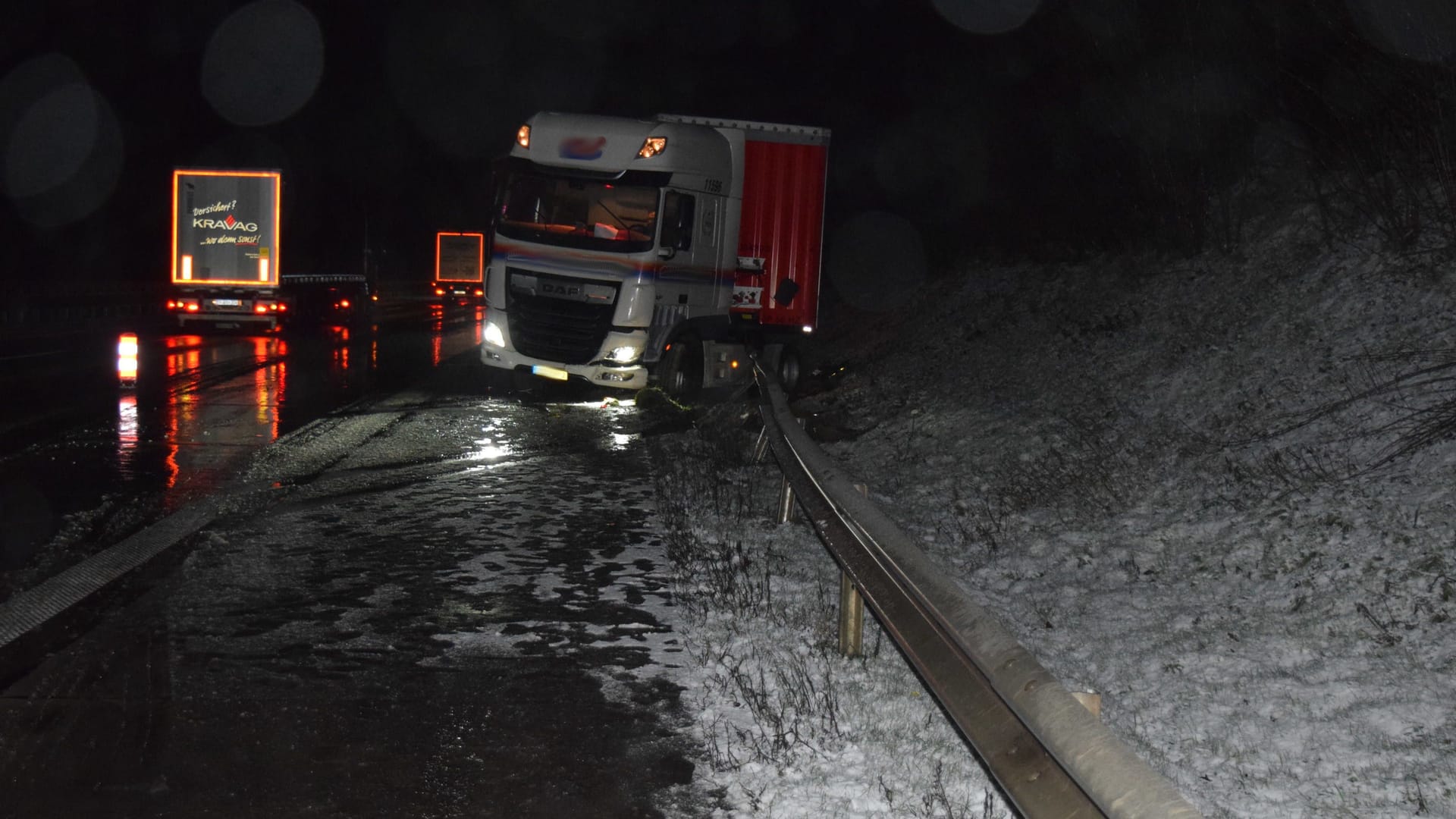 Sattelzug in Leitplanke: Das Fahrzeug kam von der schneeglatten Fahrbahn ab.