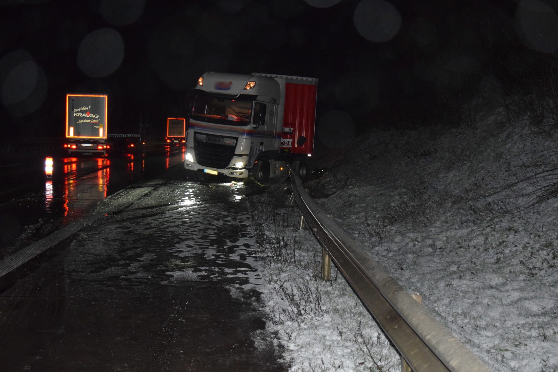 Sattelzug in Leitplanke: Das Fahrzeug kam von der schneeglatten Fahrbahn ab.