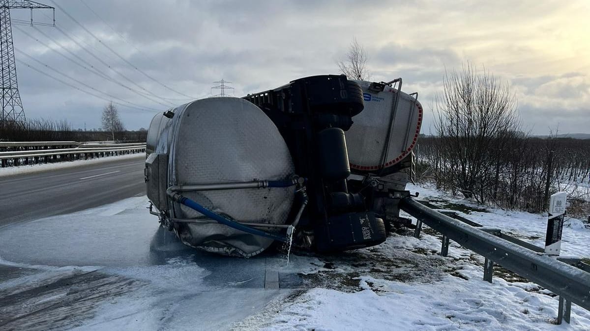 Der umgekippte Tankanhänger: Der Fahrer verlor nach eigenen Angaben die Kontrolle über das Fahrzeug. Der umgekippte Tankanhänger: Der Fahrer verlor nach eigenen Angaben die Kontrolle über das Fahrzeug.