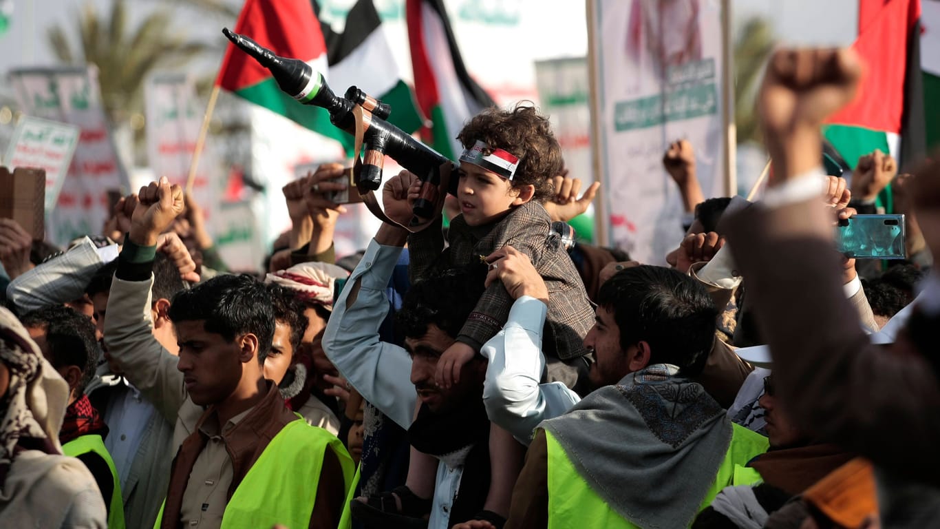 Unterstützer der Huthi in der jemenitischen Hauptstadt Sanaa: Viele Menschen im Jemen unterstützen die Palästinenser im Gaza-Streifen.