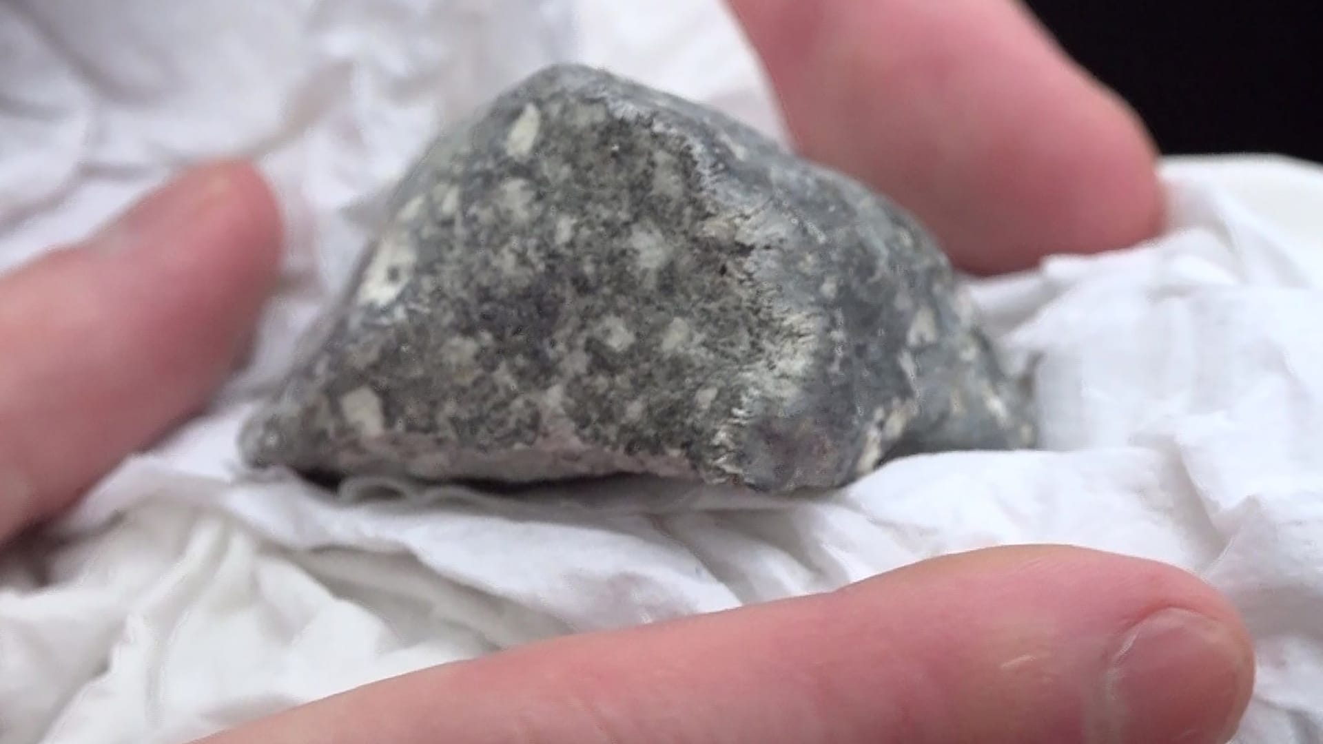 Gefundenes Meteoritenteil