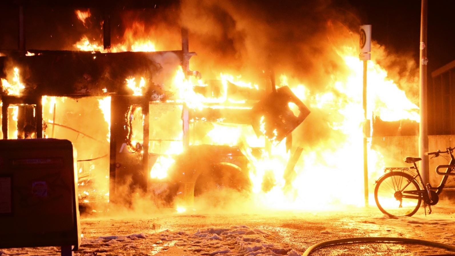 Ein BVG-Bus in Flammen: Der Fahrer konnte sich aus dem Wagen retten.