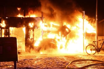 Ein BVG-Bus in Flammen: Der Fahrer konnte sich aus dem Wagen retten.