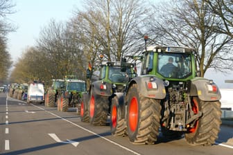 Ein Traktorkonvoi am Morgen in Hennef: Rund 60 Fahrzeuge waren an der Demonstration beteiligt.