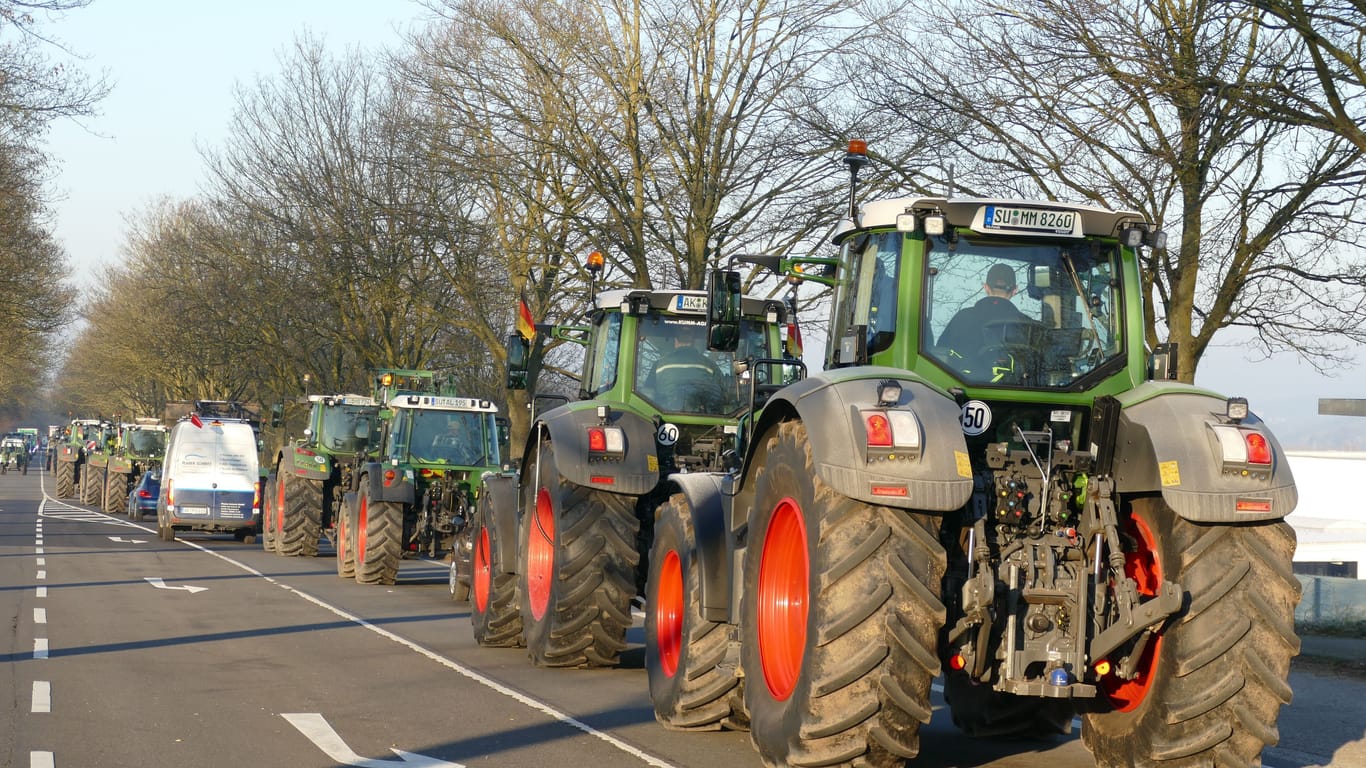 Ein Traktorkonvoi am Morgen in Hennef: Rund 60 Fahrzeuge waren an der Demonstration beteiligt.