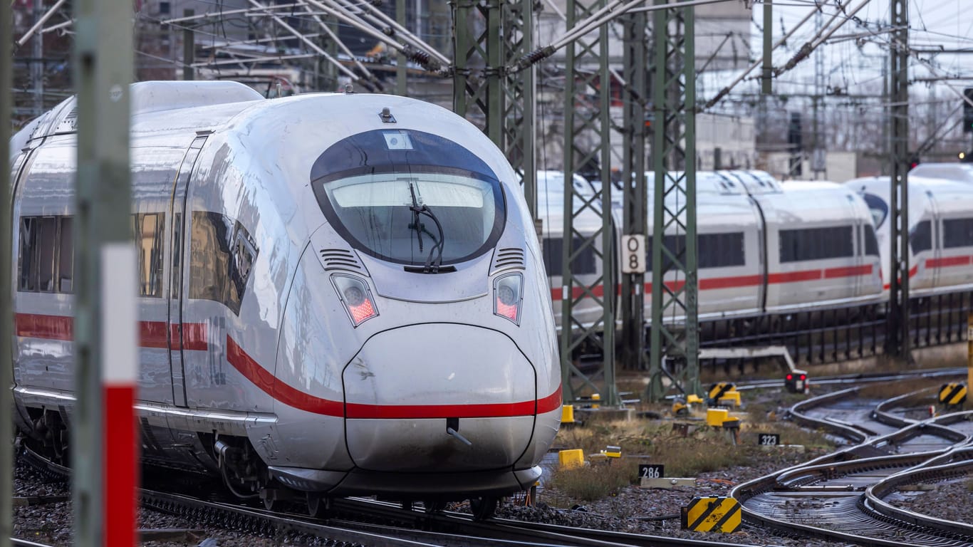 Ein ICE am Hauptbahnhof Stuttgart: Vom 10. Januar um 2 Uhr, bis zum 12. Januar um 18 Uhr wollen die Lokführer ihre Arbeit niederlegen.