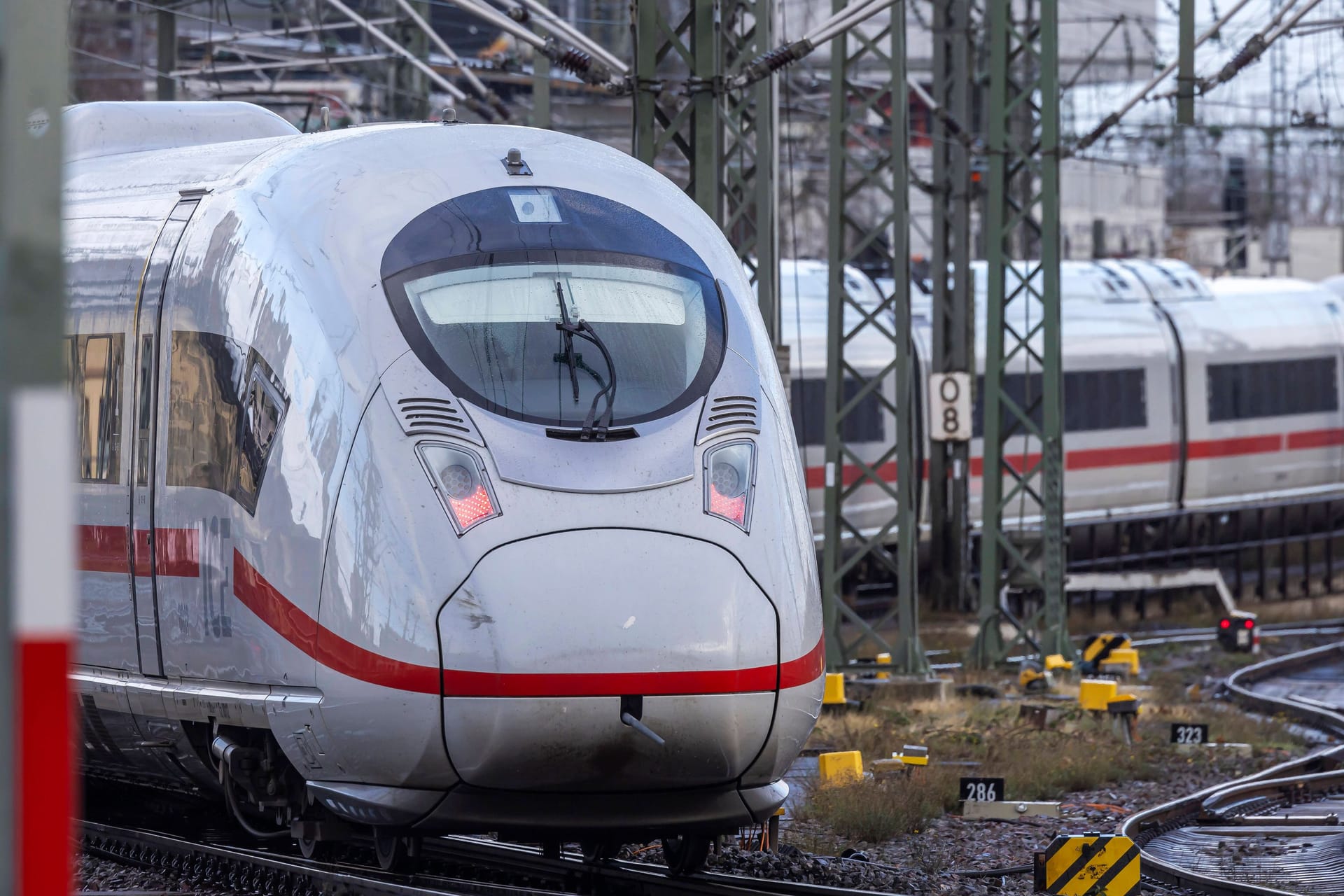 Ein ICE am Hauptbahnhof Stuttgart: Vom 10. Januar um 2 Uhr, bis zum 12. Januar um 18 Uhr wollen die Lokführer ihre Arbeit niederlegen.