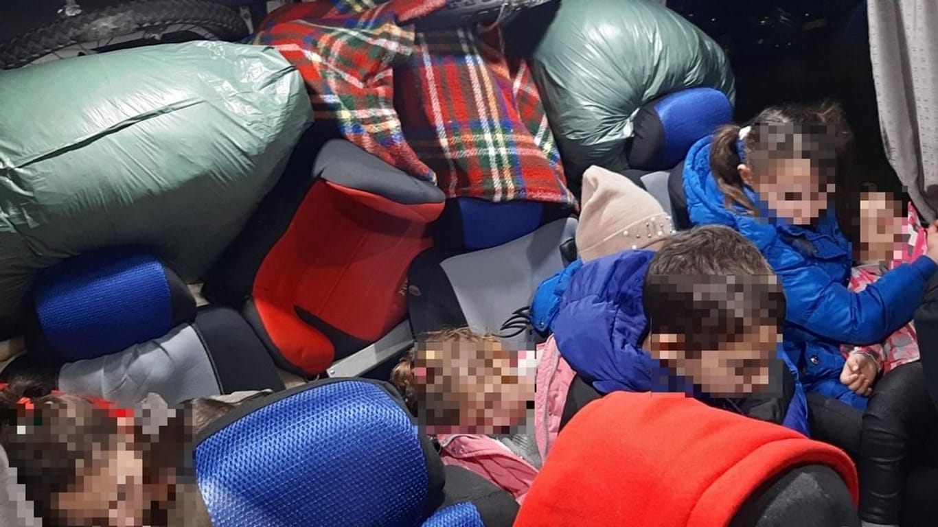 Einige der Kinder in dem völlig überfüllten Transporter: Es wird jetzt wegen "Schleusens unter lebensgefährdenden Umständen" ermittelt.