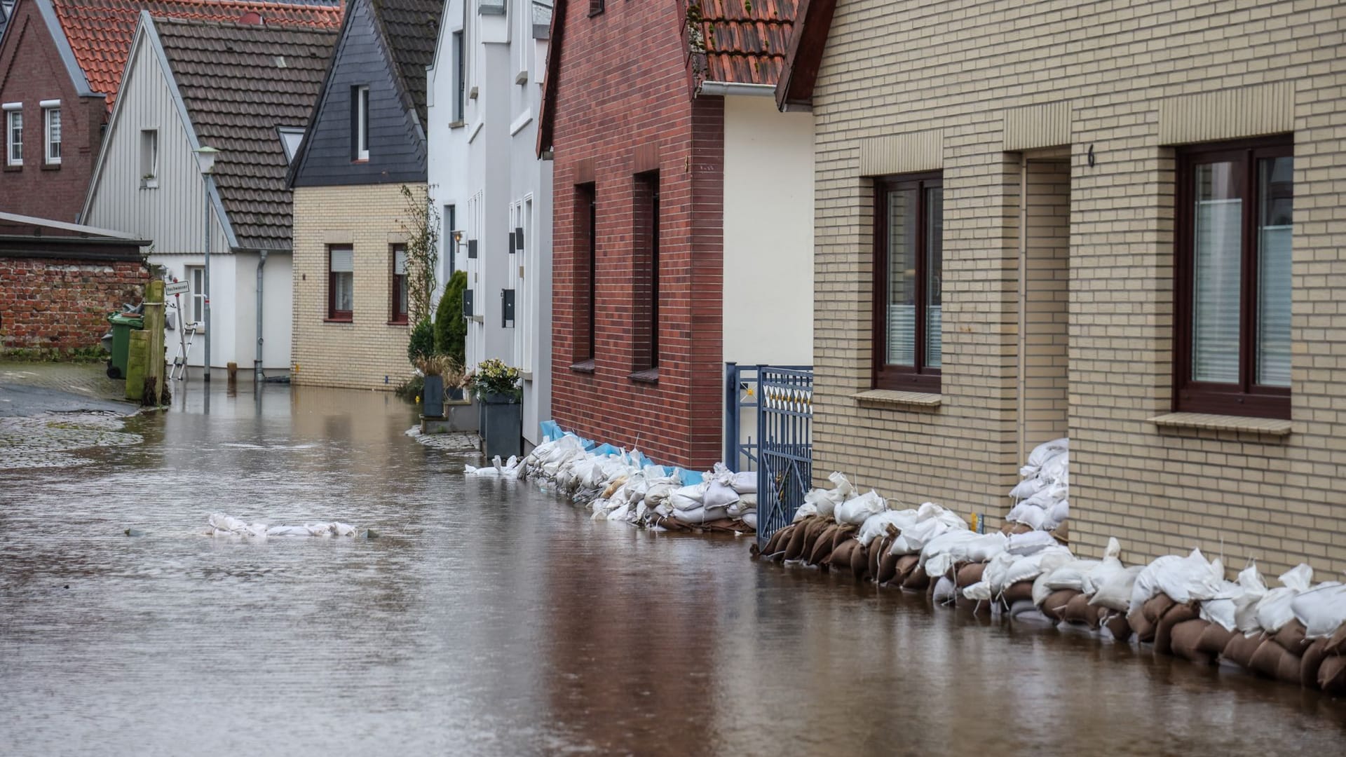 Hochwasser in Verden an Neujahr: Auch wenn sich Grundwasser noch nicht im Keller zeige, könnte dies verzögert vorkommen, warnt der Landkreis.