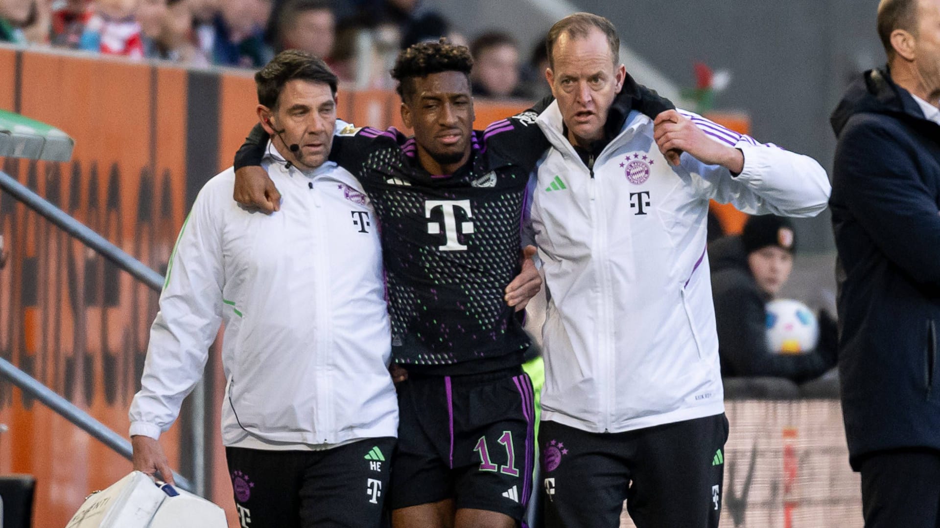 Kingsley Coman wird von Betreuern gestützt vom Platz begleitet.