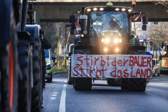 Landwirte fahren mit Traktoren durch eine Stadt (Symbolfoto): Die Protestwoche soll erst am kommenden Montag mit einer großen Kundgebung in Berlin enden.