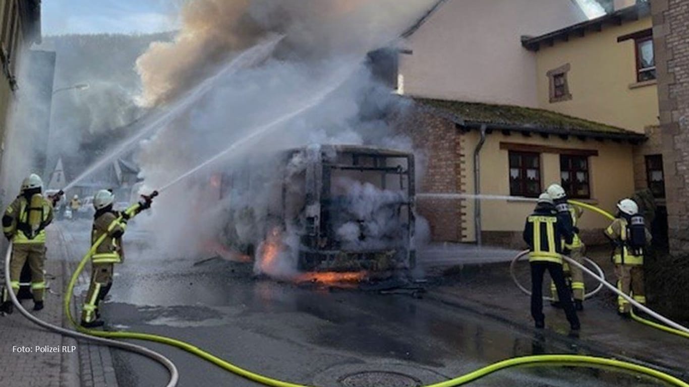 Feuer in Imsweiler: Der Bus brannte komplett aus.