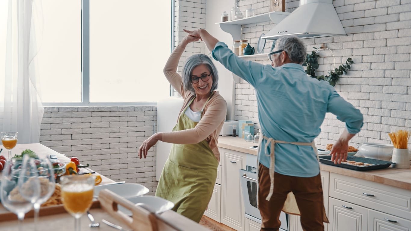Älteres Paar tanzt in der Küche