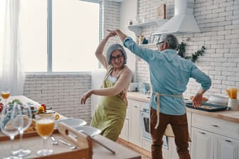 Älteres Paar tanzt in der Küche