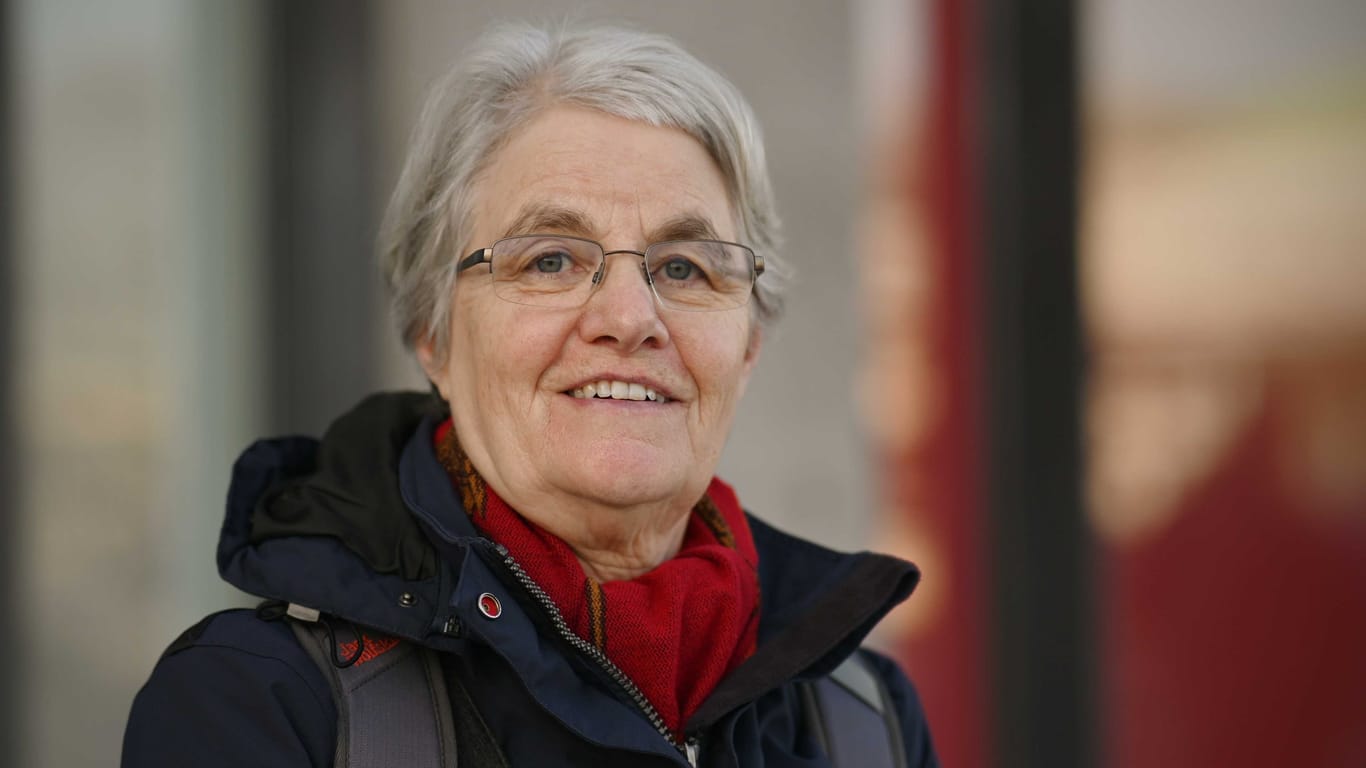 Ute Szameitats hat im Alsterhaus Plätzchen besorgt: Die 66-Jährige verbindet mit den großen Kaufhäusern Kindheitserlebnisse.