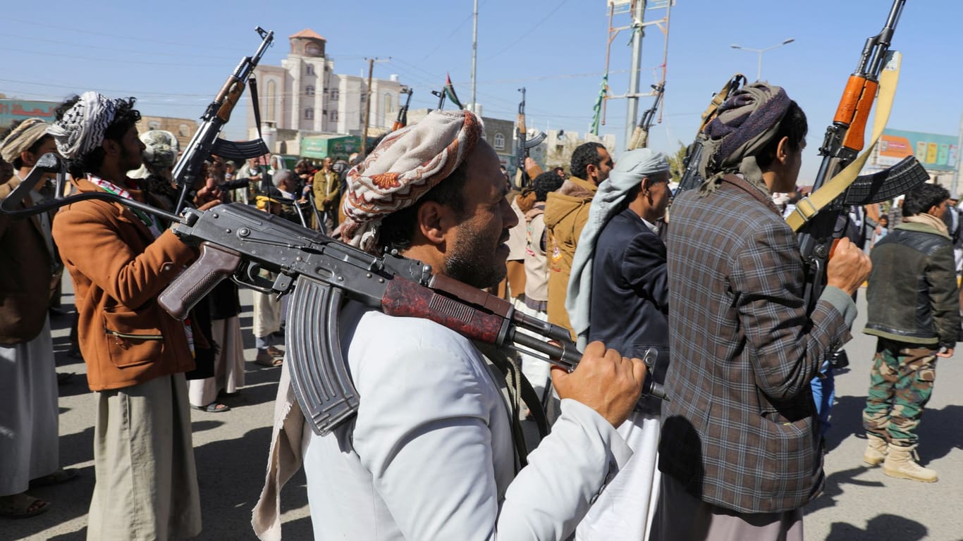 Huthi-Kämpfer bei der Ausbildung in der jemenitischen Hauptstadt Sanaa (Archivbild)