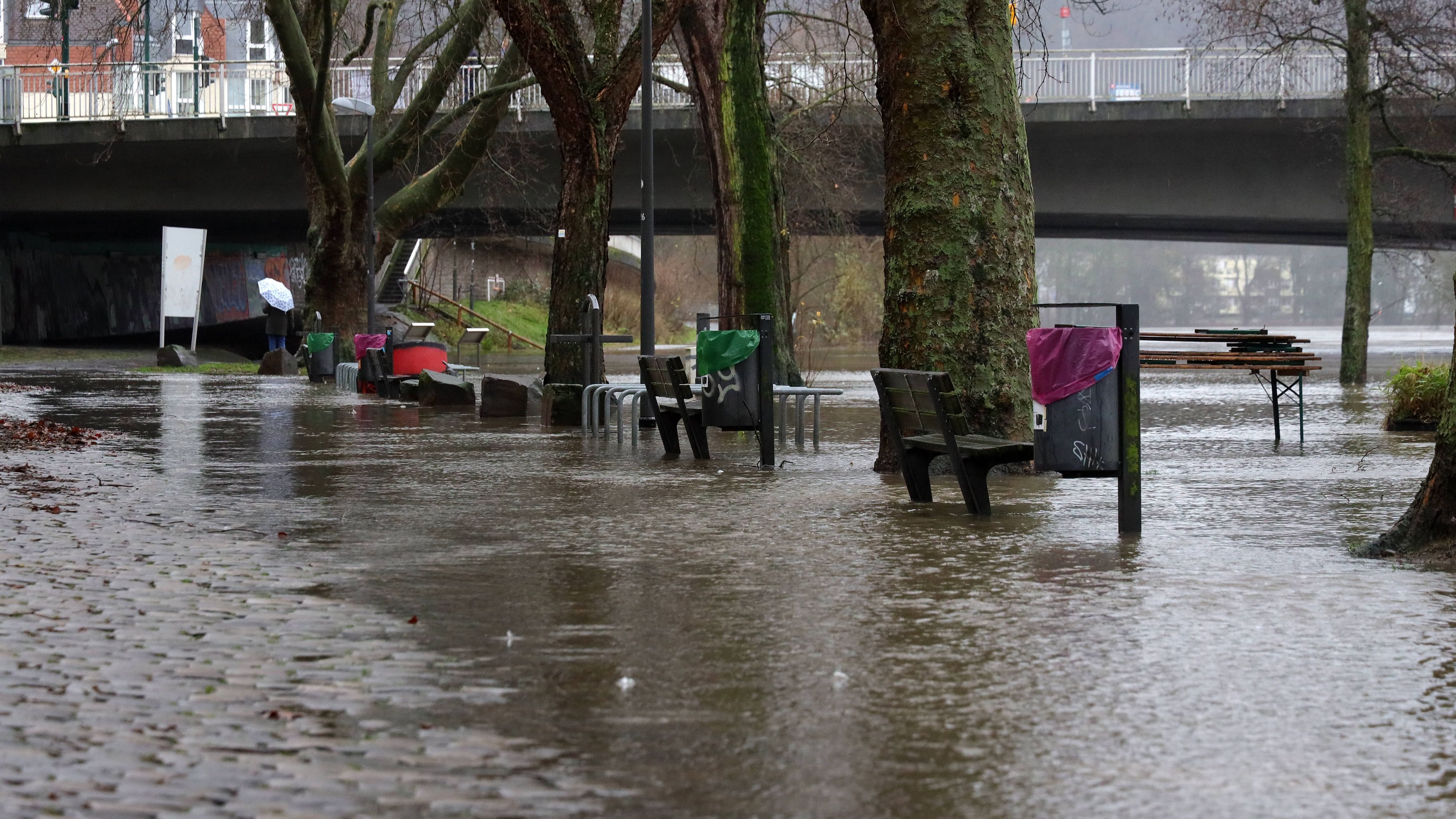 Unwetter In NRW: Dauerregen Erwartet – Hier Könnte Erneute Hochwasser ...