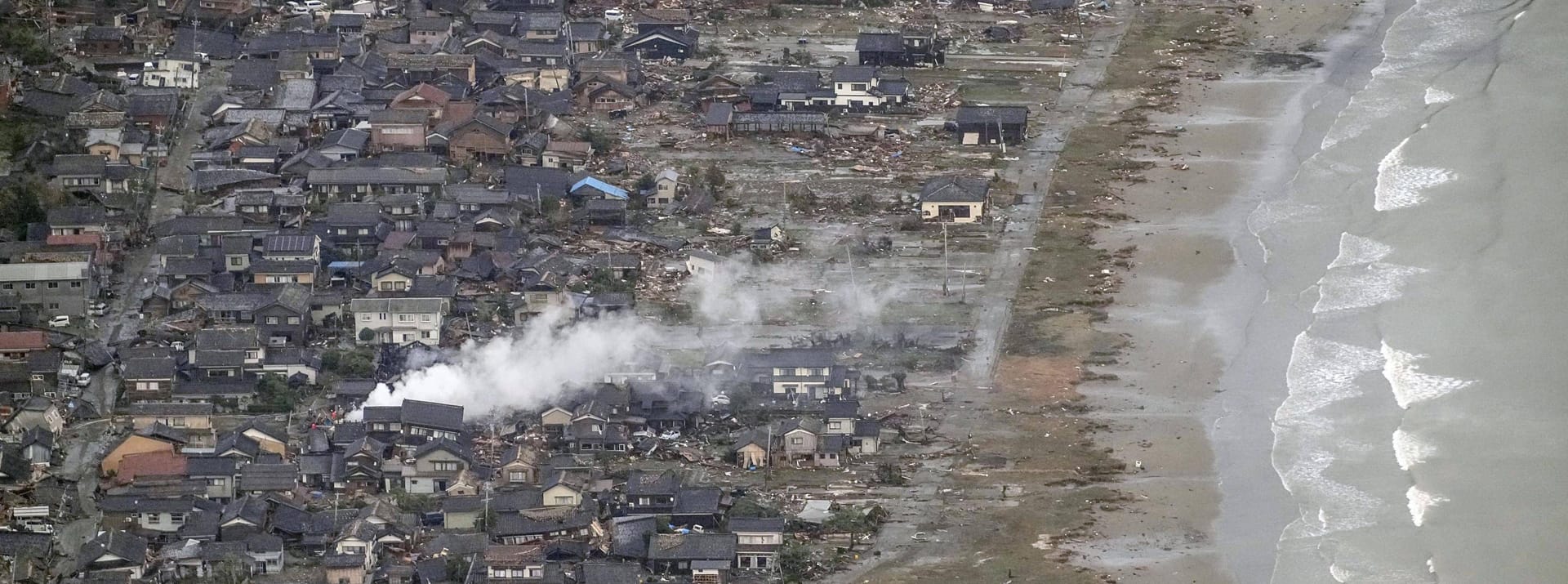 In der japanischen Küstenstadt Suzu sind nach Angaben des Bürgermeisters von Suzu durch das Erdbeben und den anschließenden Tsunami, 90 Prozent der Häuser beschädigt worden.