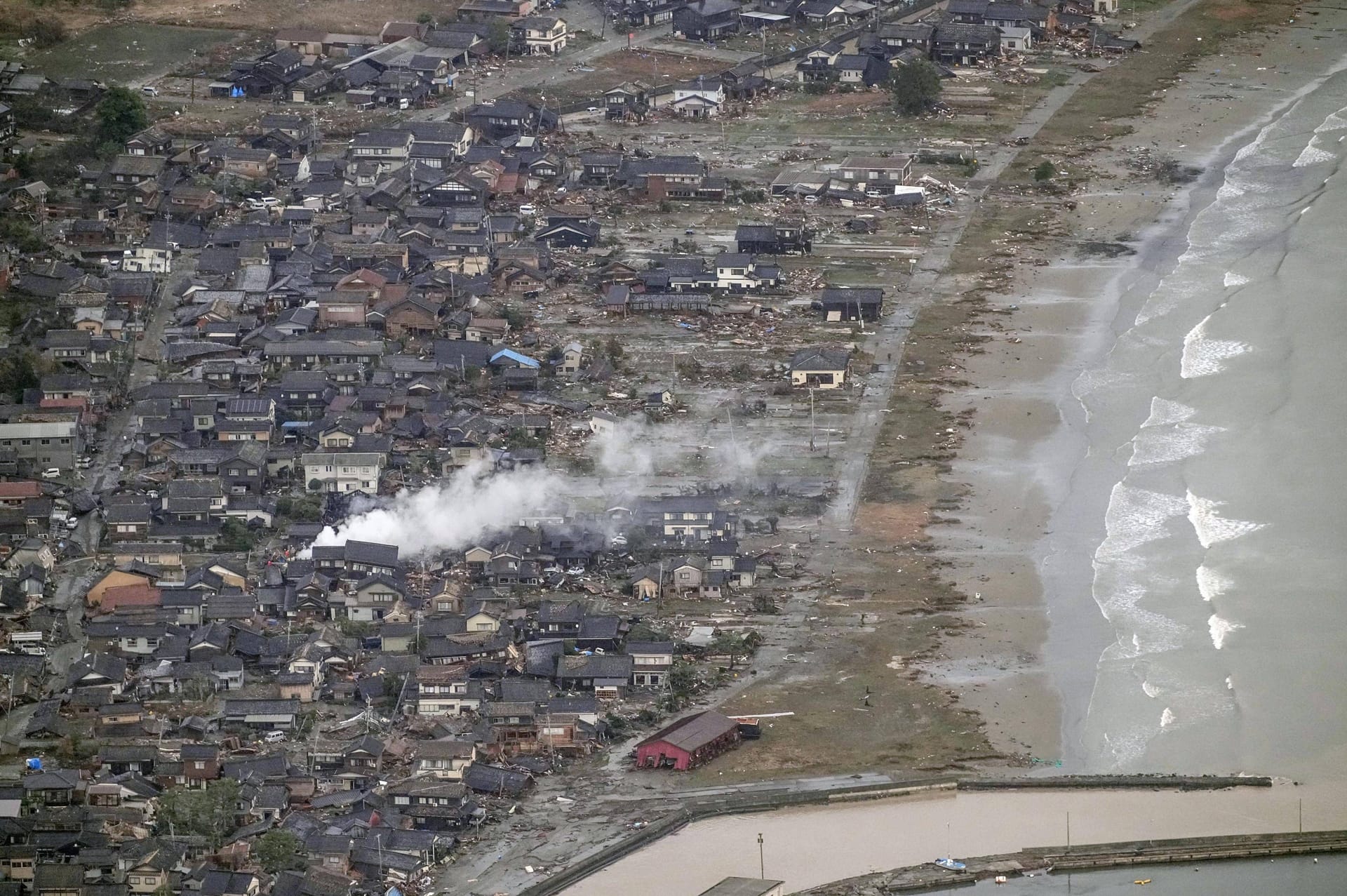 In der japanischen Küstenstadt Suzu sind nach Angaben des Bürgermeisters von Suzu durch das Erdbeben und den anschließenden Tsunami, 90 Prozent der Häuser beschädigt worden.