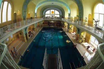 Schwimmbad Holthusen in Hamburg: Im oberen Bereich des historischen Bades befindet sich die Saunalandschaft.