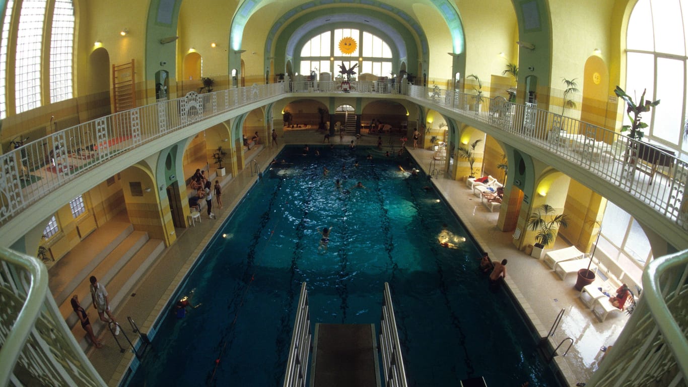 Schwimmbad Holthusen in Hamburg: Im oberen Bereich des historischen Bades befindet sich die Saunalandschaft.