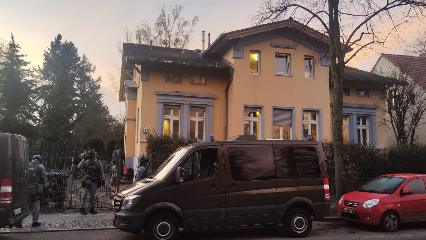 Einsatzkräfte an der Remmo-Villa: Wird das Haus geräumt?