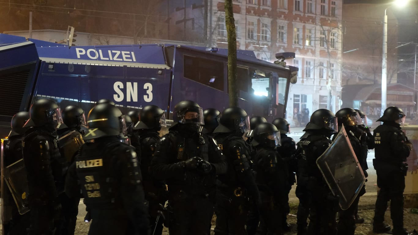 Polizisten und ein Wasserwefer stehen auf einer Straße im Stadtteil Connewitz: In der Neujahrsnacht ist es dort zu kleineren Ausschreitungen gekommen.