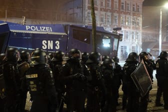 Polizisten und ein Wasserwefer stehen auf einer Straße im Stadtteil Connewitz: In der Neujahrsnacht ist es dort zu kleineren Ausschreitungen gekommen.