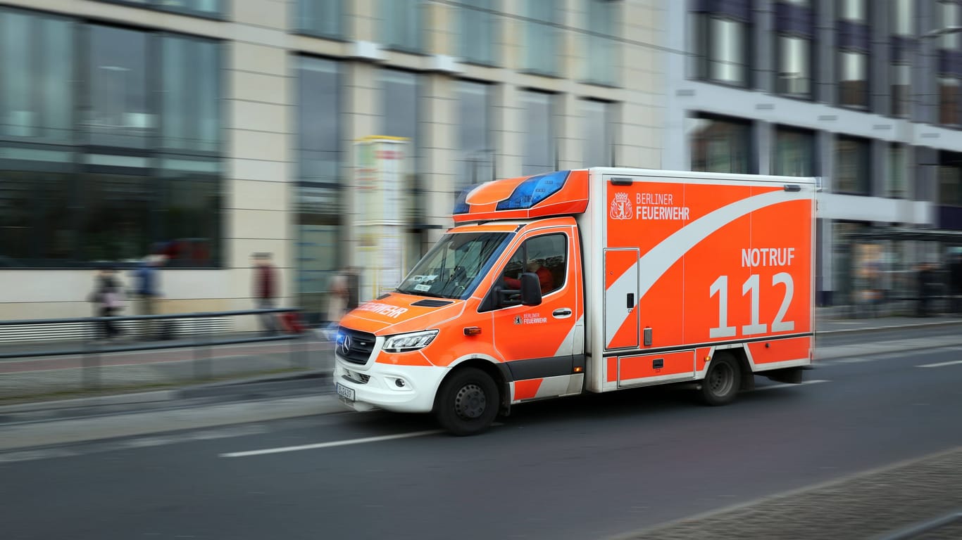 Ein Krankenwagen (Archivbild): In Berlin ist eine Seniorin von einem Auto erfasst worden und verstorben.