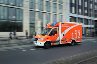 Ein Krankenwagen (Archivbild): In Berlin ist eine Seniorin von einem Auto erfasst worden und verstorben.