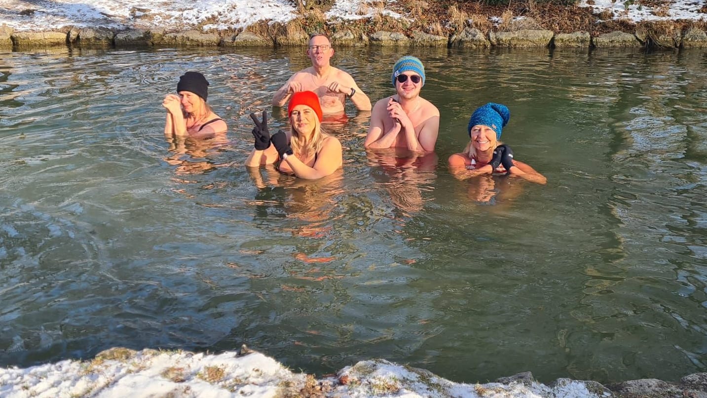 Die geübten Eisbader der Munich Hot Springs um Irina Hey (mit roter Mütze) halten bis zu zehn Minuten im Wasser aus.