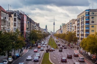 Eine vielbefahrene Straße in Berlin (Symbolbild): Die Berliner müssen am Dienstag mit Verkehrsbehinderungen rechnen.