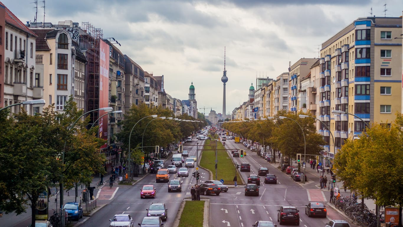 Eine vielbefahrene Straße in Berlin (Symbolbild): Die Berliner müssen am Dienstag mit Verkehrsbehinderungen rechnen.