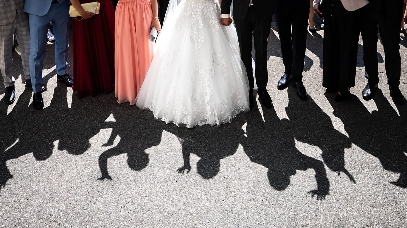 Brautpaar mit Feiergesellschaft (Symbolbild): In Italien ist eine Hochzeitsgesellschaft von einem herabstürzenden Dach verletzt worden.