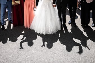 Brautpaar mit Feiergesellschaft (Symbolbild): In Italien ist eine Hochzeitsgesellschaft von einem herabstürzenden Dach verletzt worden.