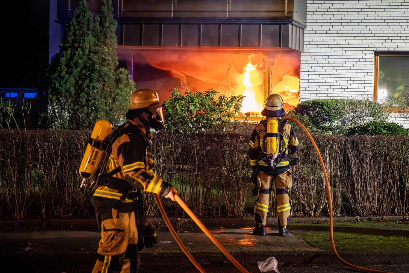 Feuerwehrleute mit Atemschutzmaske in Stoppenberg: Die Erdgeschosswohnung eines Mehrfamilienhauses hatte Feuer gefangen.