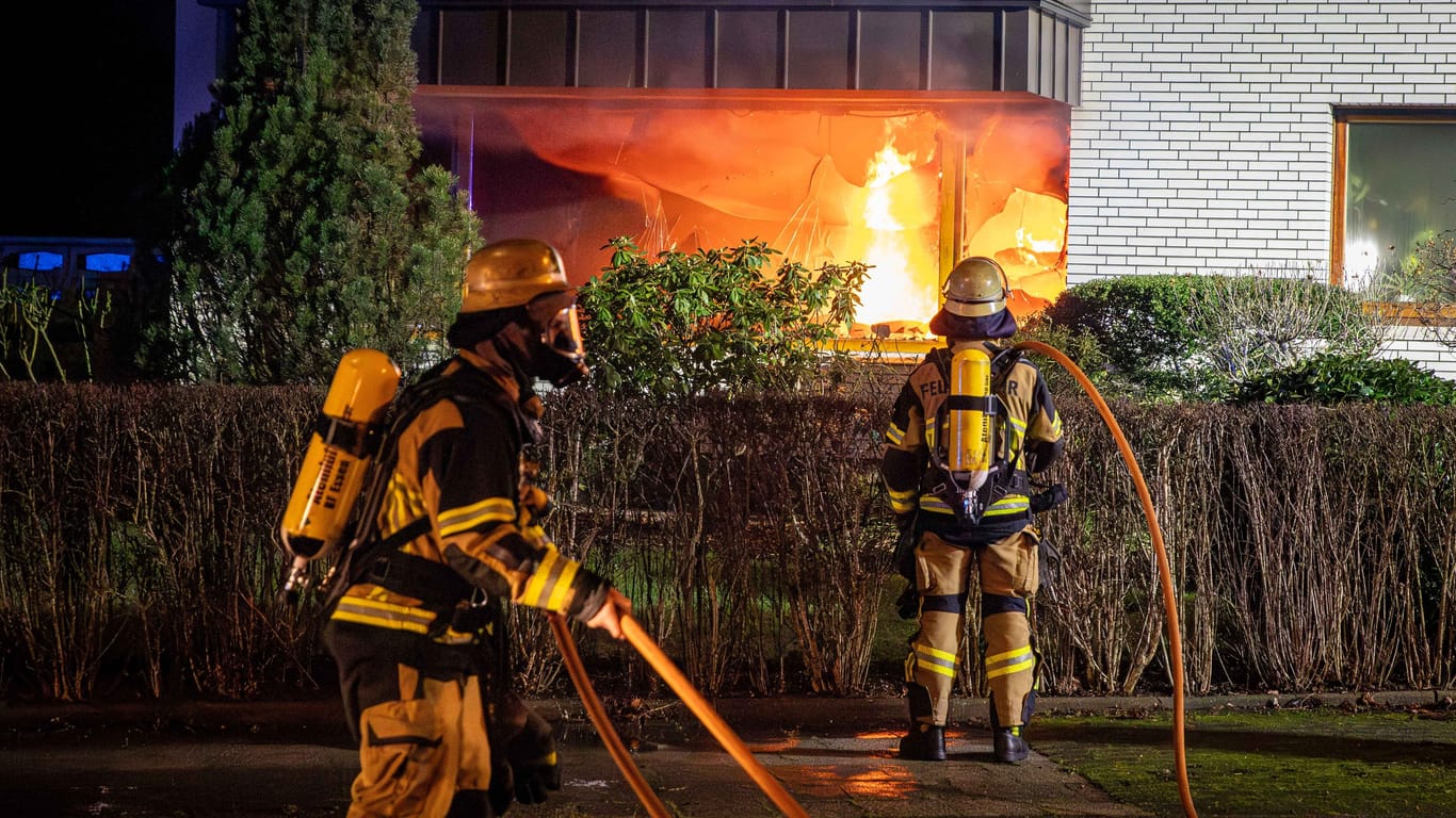 Feuerwehrleute mit Atemschutzmaske in Stoppenberg: Die Erdgeschosswohnung eines Mehrfamilienhauses hatte Feuer gefangen.